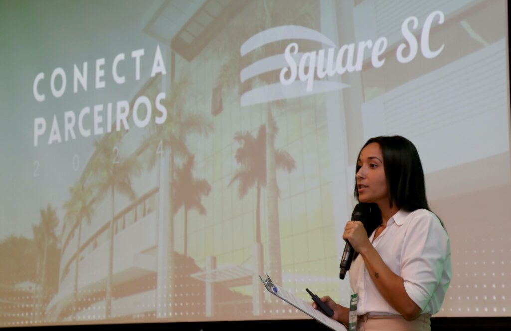 Camilla Caldeira, dirigente de operações, deu as boas-vindas a todos.